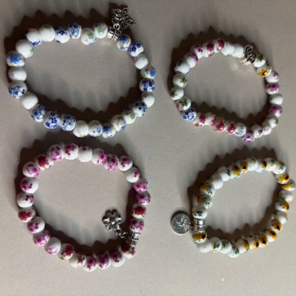 Four delicate stretch bracelets made of ceramic beads - Picture 1 of 6